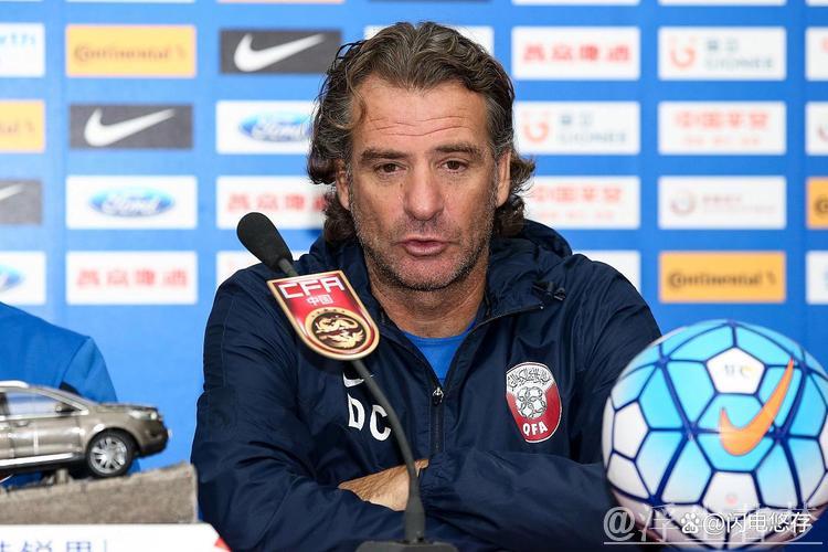 法布雷加斯率队击败孔蒂，科莫众将赛后围庆祝