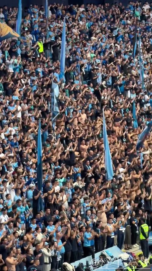 大连球市火爆再现，6万人涌入球场观赛